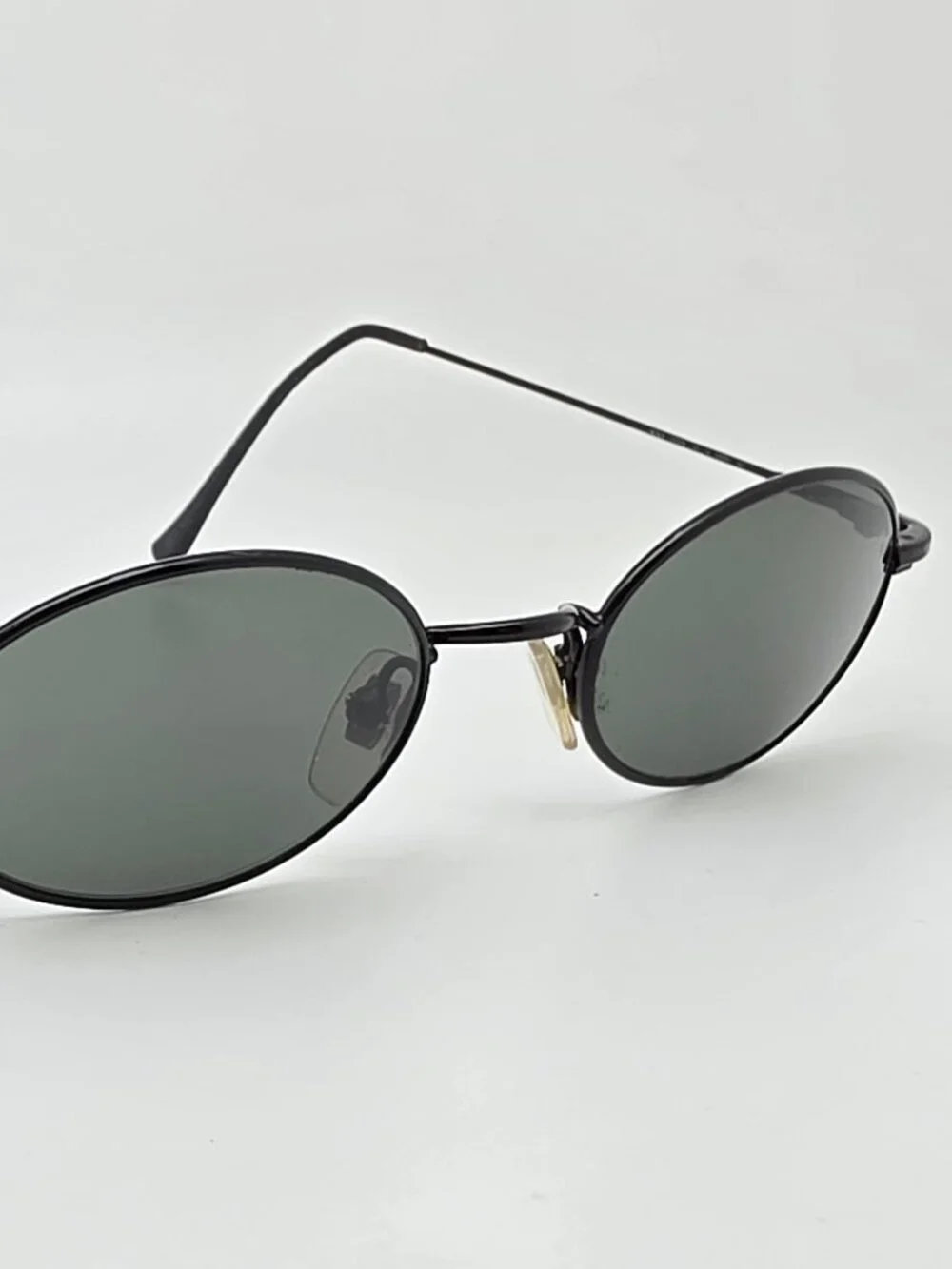DKNY 7202S 001 Black Frame Green Lens Oval Sunglasses w/ Case 48-20-145